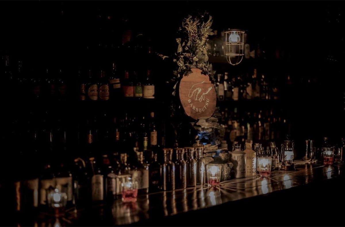 木製の看板と灯りが浮かぶBar Soutsuのカウンター